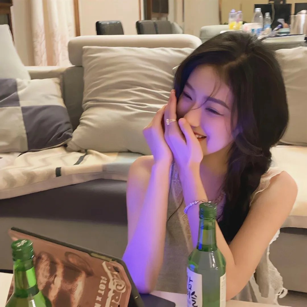 港台老牌艺人被曝被拍到同回酒店，前后半年高档私房菜馆画面流出